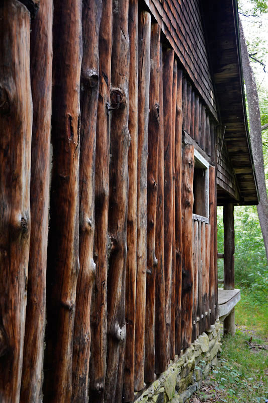 Verticle_Log_Cabin_6984.jpg